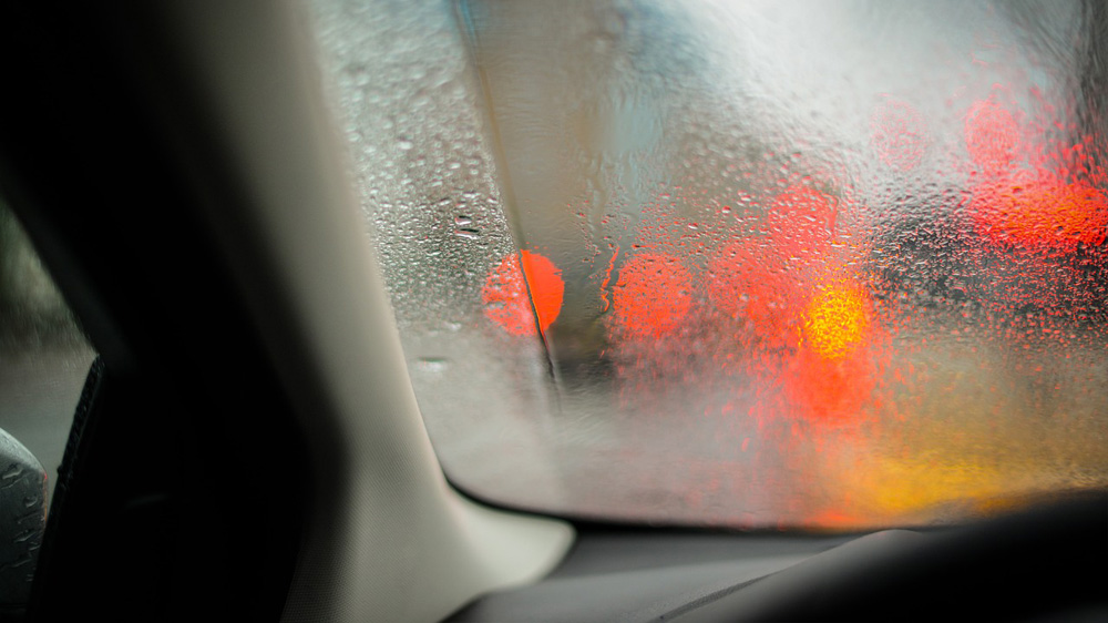 Feuchtigkeit im Wagen regulieren und zugeeiste Autoscheiben vermeiden